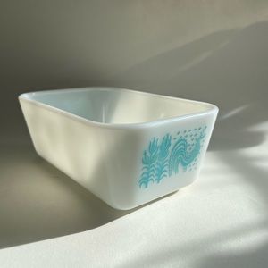 Amish butterprint refrigerator dish. 502 1.5pt